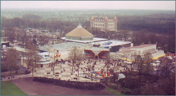 Zicht op het zojuist vernieuwde plein in 1998 -|- Foto: Ramon Heeren,  het WWCW 2006