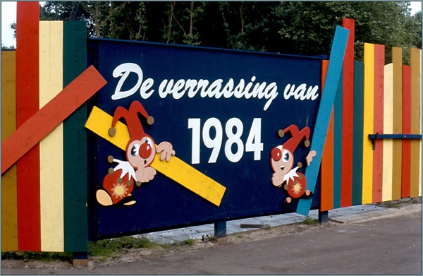 Bouwschutting in 1983 -|- Foto: EAH © het WWCW 2006