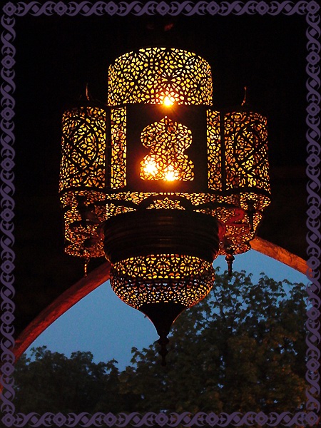 De lamp in het portaaltje onderin de minaret -|- Foto: Friso Geerlings © het WWCW 2004