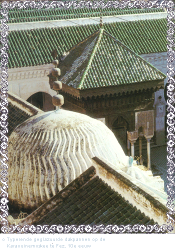 Geglazuurde dakpannen van de Karaouinemoskee te Fez -|- Scan: Friso Geerlings © het WWCW 2004