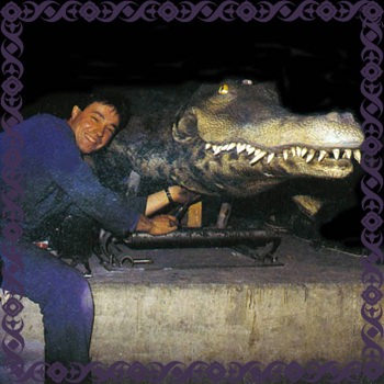 Een vrolijke TD'er frutselt wat aan een krokodil -|- Foto: Archief 'De Versamelaer', exclusief gebruiksrecht het WWCW © 2004
