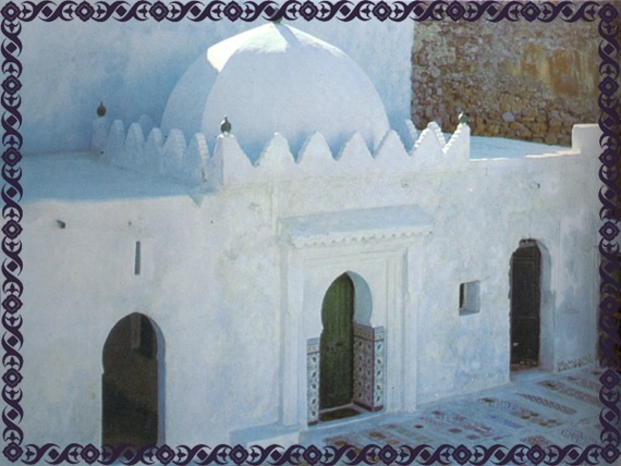 Graven in de voorhof van de moskee van Asilah - Scan uit 'Marokko, fotoimpressie' -|- Scan: Friso Geerlings © het WWCW 2004