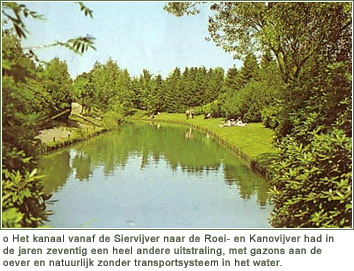 Het kanaal vanaf de Siervijver naar de Roei- en Kanovijver had in de jaren zeventig een heel andere uitstraling, met gazons aan de oever en natuurlijk zonder transportsysteem in het water. Scan uit souvenirfotoboekje 1974.