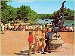 Visje Gijs op z'n oude plek bij de Kanovijver. Foto uit souvenirfotoboekje jaren '70