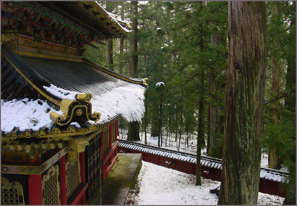 Sneeuw op pagodedaken in Nikko. -|-  Foto: Friso Geerlings  het WWCW 2009