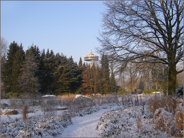 Winter in de Efteling, de Pagode biedt zicht op witte velden -|-  Foto:  FantaC / Roosje