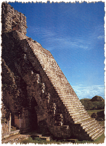 De Piramide van de Magir in de Maya-stad Uxmal -|- Foto: "The Art of Maya"