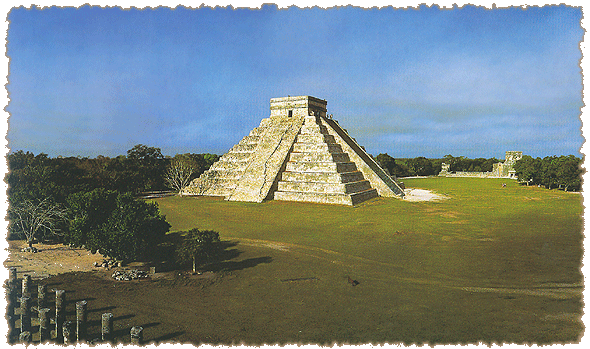 Het Castillo van Chichn Itza, gezien vanaf de Tempel van de Krijgers -|- Foto: Maya - De Goddelijke Koningen van het Regenwoud