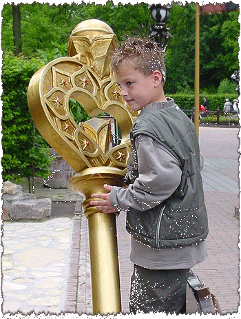 Tijn doet een poging, maar blijkt niet zo eerlijk als goud... -|- Foto:Friso Geerlings  het Wonderlijke WC Web 2003