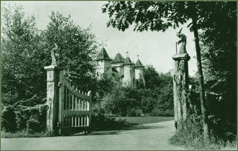 Ansicht uit de jaren '50 van de Heksenpoort en het kasteel van Doornroosje -|- Scan: Friso Geerlings © het WWCW 2005
