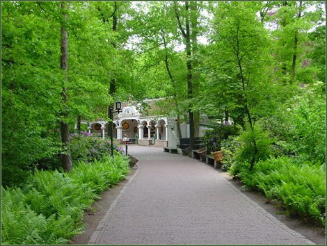 Het pleintje voor Langnek is niet meer zo druk als weleer, maar fraai is het zeker nog -|- Foto: Friso Geerlings  het WWCW 2005