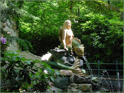 De Meermin, tussen het groen van het Sprookjesbos -|- Foto: Friso Geerlings © het WWCW 2005
