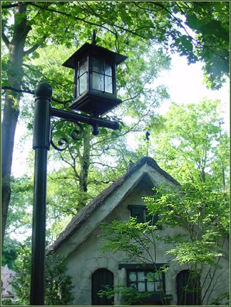 Het huisje van Vrouw Holle in het Sprookjesbos  -|- Foto:  Friso Geerlings  het WWCW 2005