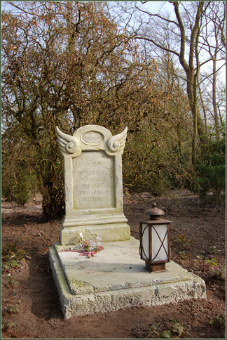 Het graf van de moeder van Assepoester in de tuin van het sprookje -|- Foto: Ramon Heeren © het WWCW 2009