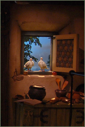 Duifjes in het raamkozijn. Roekoe! -|- Foto: Ramon Heeren © het WWCW 2009