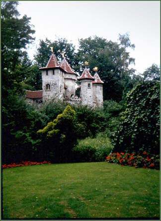 Het kasteeltje van Doornroosje in de vroege jaren tachtig -|- Foto: E.A.H © het WWCW 2005
