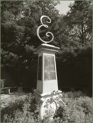 Het monument voor de drie grondleggers van het Sprookjesbos -|- Foto: Friso Geerlings © het WWCW 2005