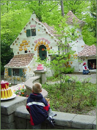 Het snoephuisje, ook wel "Die kitcherige suikertaart" -|- Foto: Friso Geerlings © het WWCW 2005