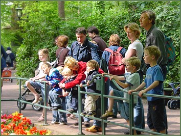 Bezoekers turen al sinds 1955 naar het tafereel -|- Foto: Friso Geerlings © het WWCW 2005
