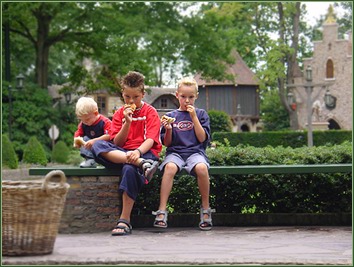 Even uitrusten op een bankje op het Herautenplein. Wie doet dat nu niet graag? -|- Foto: Friso Geerlings  het WWCW 2005