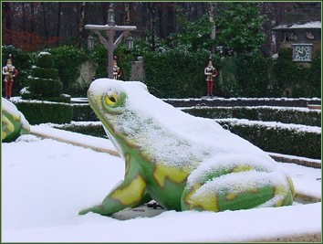 Door weer en wind blijven de kikkers trouw zitten op de hoeken van hun fontein -|- Foto: Friso Geerlings © het WWCW 2005