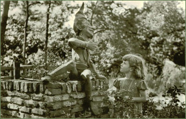 Ansichtkaart 'Natuurpark de Efteling' - Meisje bij Kleine Boodschap -|- Scan: Friso Geerlings  het WWCW 2005