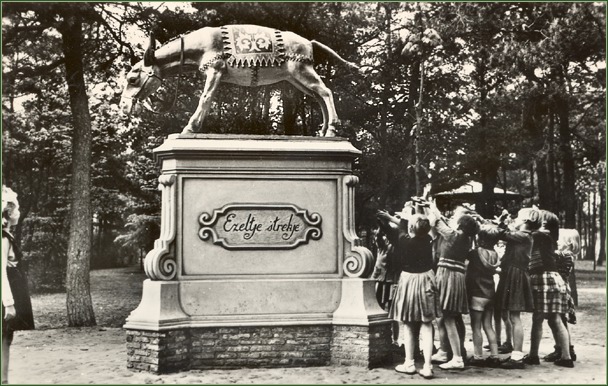 Ansichtkaart 'Natuurpark de Efteling' - Ezeltje-strek-je in de speeltuin -|- Scan: Friso Geerlings  het WWCW 2005