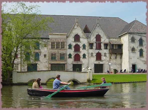 Het Efteling-theater -|- Foto: Bram Elstak  Het WWCW 2003