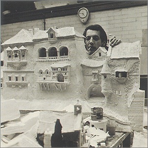 Ton bouwt aan een flink stuk Diorama (compleet met sigaret) -|- Foto: Kroniek van een Sprookje 2002