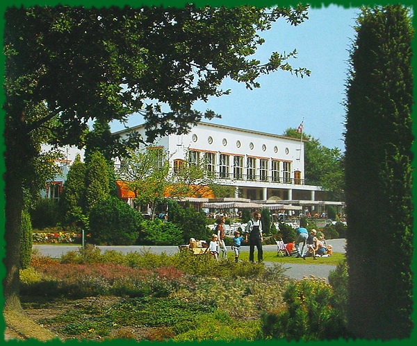 Aanzicht op (toen nog) het Caf-restaurant. Foto: Fotoboekje 1982,  1982 De Efteling