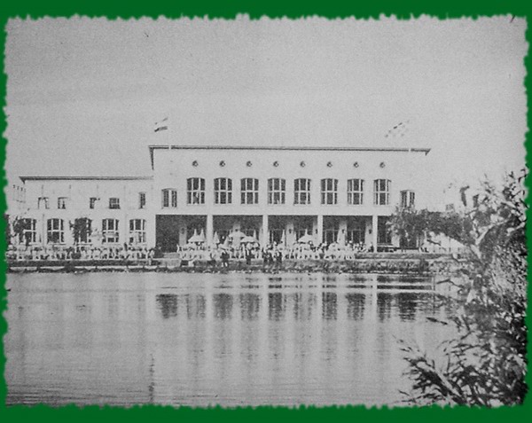 Historische foto van het Caf-restaurant -|- Foto: het Sprookje van de Efteling 1962