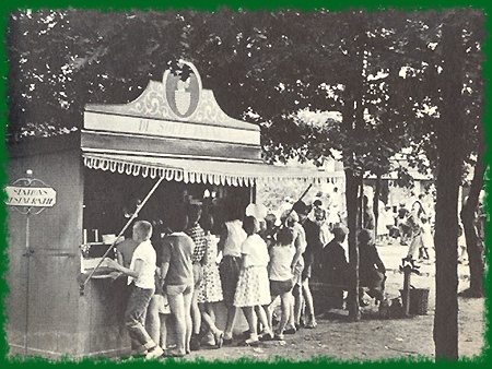 Het Korfje als Stationsrestauratie -|- Foto uit "Het Sprookje van de Efteling" - Scan: Friso Geerlings, het WWCW