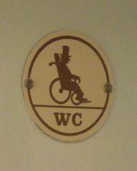 Invalide Toilet Bordje -|- Foto: Friso Geerlings (c) Het WWCW 2001