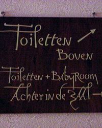 Toiletten boven bordje -|- Foto: Friso Geerlings (c) Het WWCW 2001