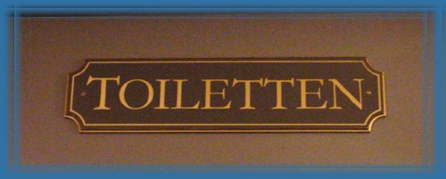Toiletaanduiding boven de entree -|- Foto: Friso Geerlings  Het WWCW 2003