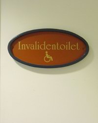 Aanduiding invaliden toilet Witte Paard -|- Foto: Friso Geerlings (c) Het WWCW 2001