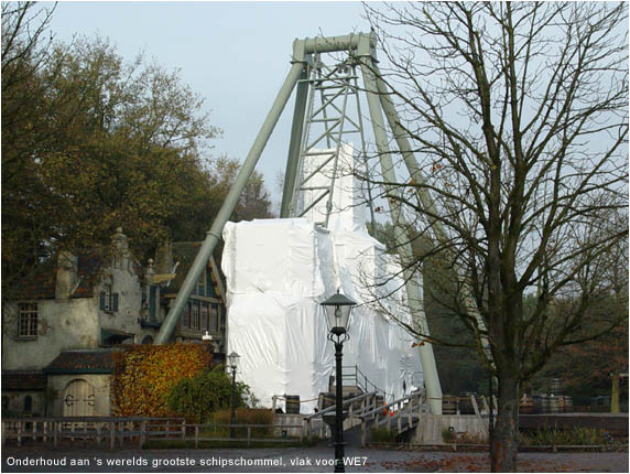 Onderhoud aan 's werelds grootste schipschommel, vlak voor WE7 -|- Foto: Bram Elstak  het WWCW 2006