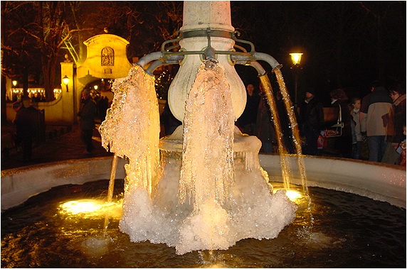 Bevroren fontein op het Sit. Nicolaasplaets -|- Foto: Friso Geerlings, WE4  Het WWCW 2003