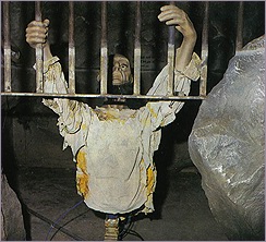 De verdrinkende man in de gevangenis -|- Foto: Archief 'De Versamelaer', exclusief gebruiksrecht het WWCW  2004