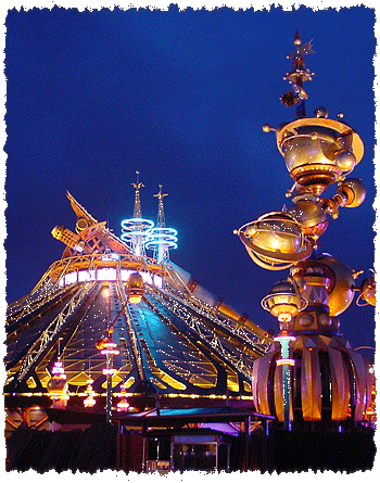 Space Mountain in Disneyland Paris, een attractie die Ren wel kan waarderen -|- Foto: Friso Geerlings  het Wonderlijke WC Web 2003