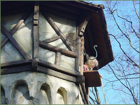 Raponsje leunt uit het raampje van haar gevang  -|- Foto: Bram Elstak  het WWCW 2005