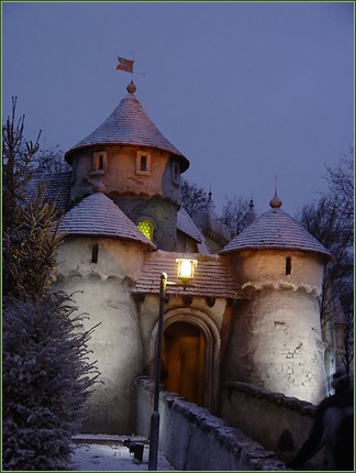 De ingang van het stadje waar het Meisje haar laatste avond zal gaan beleven... -|- Foto: Bram Elstak  het WWCW 2005