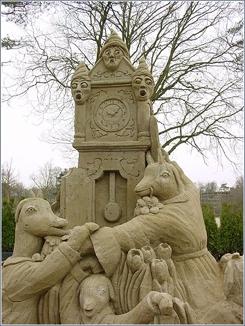 En van de eerste zandsculpturen -|- Foto: Friso Geerlings  Het WWCW 2004