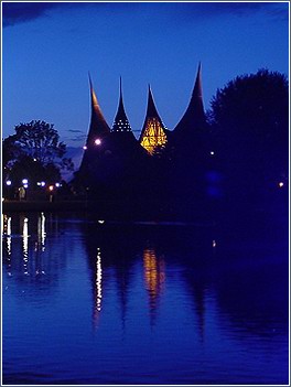 Het Huis van de Vijf Zintuigen op een Zomeravond in 2003 -|- Foto: Friso Geerlings,  Het WWCW 2004