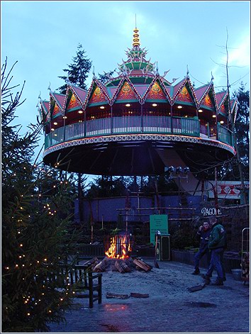 De Pagode die tijdens de vierde Winter Efteling aan de grond bleef -|- Foto: Friso Geerlings  Het WWCW 2004