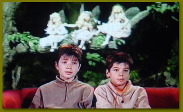Twee jeugdige bezoekers - Screencapture "50 jaar Sprookjes in de Efteling" -|- cap: Friso Geerlings. Beeldmateriaal: (c) De Efteling, 2002