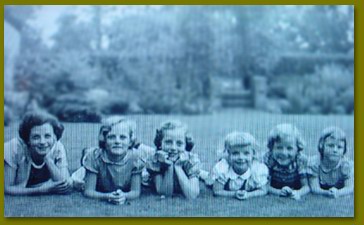 De gezusters Van der Heijden op jonge leeftijd - Screencapture "50 jaar Sprookjes in de Efteling" -|- cap: Friso Geerlings. Beeldmateriaal: (c) De Efteling, 2002