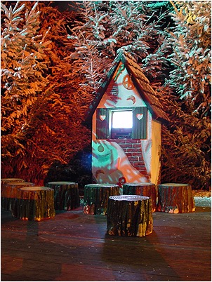 Videohuisje in Kinder Winter Wonderland - WE4 -|- Foto: Friso Geerlings 2003 - Edits:   Het WWCW 2003